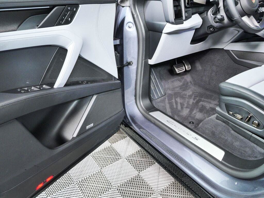 New 2026 Porsche Cayenne S AWD/4WD image 8