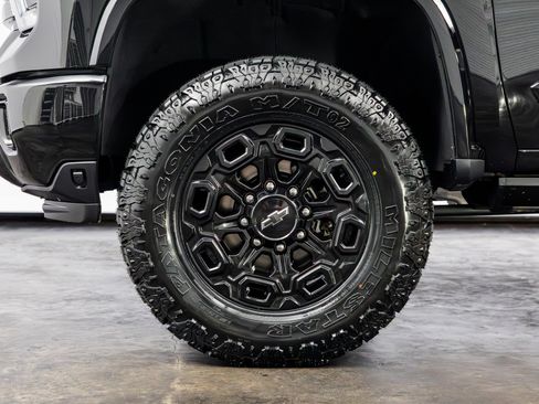 Used 2024 Chevrolet Silverado 2500 High Country w/ Midnight Edition AWD/4WD image 11