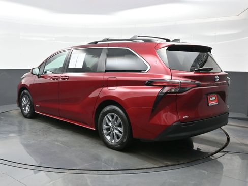Used 2021 Toyota Sienna LE image 4