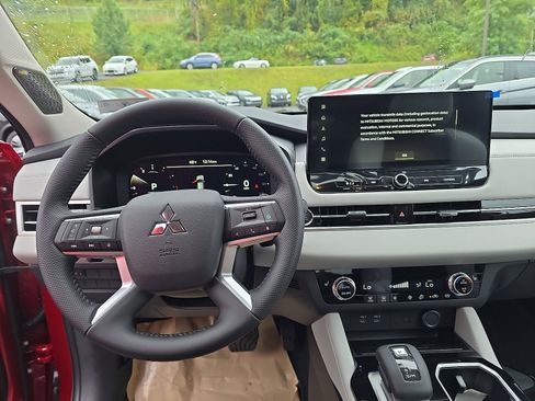 New 2025 Mitsubishi Outlander SE image 15