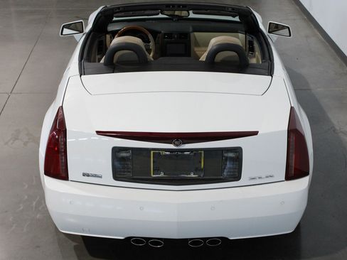 Used 2008 Cadillac XLR RWD image 20