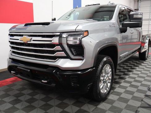 Used 2024 Chevrolet Silverado 2500 High Country w/ High Country Premium Package AWD/4WD image 4