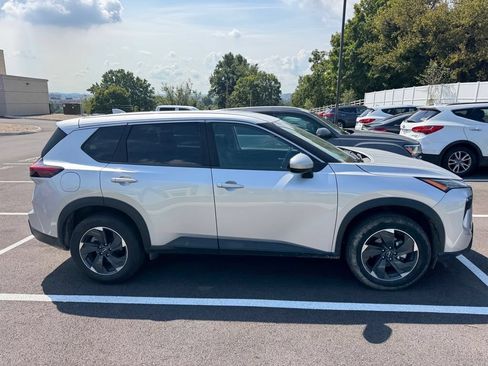 Used 2024 Nissan Rogue SV FWD image 9