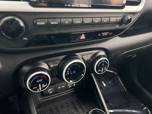 Used 2023 Hyundai Venue Limited image 26