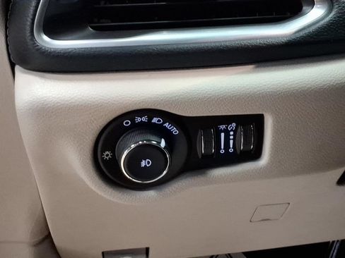 Used 2020 Chrysler Pacifica Limited FWD image 19