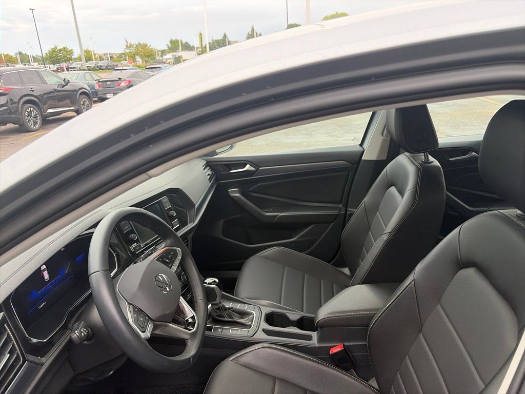 Used 2023 Volkswagen Jetta SE FWD image 10