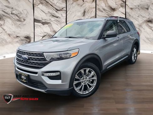 Used 2023 Ford Explorer XLT w/ Equipment Group 202A AWD/4WD image 2
