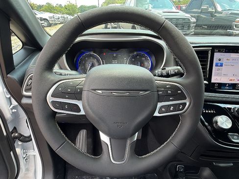 New 2027 Chrysler Pacifica Select FWD image 23