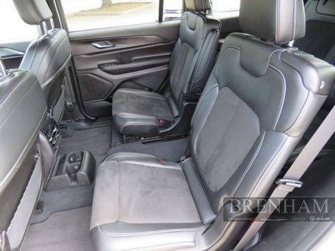 Used 2023 Jeep Grand Cherokee L Laredo image 16