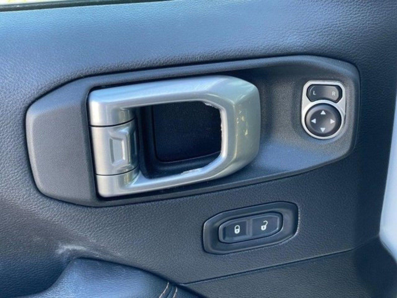 Used 2021 Jeep Gladiator Overland AWD/4WD image 37