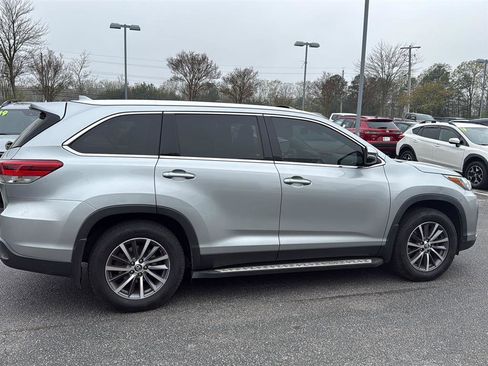 Used 2019 Toyota Highlander XLE image 2