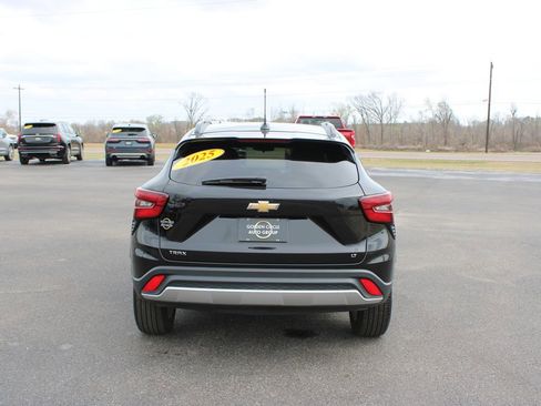 Used 2025 Chevrolet Trax LT w/ LT Convenience Package image 8