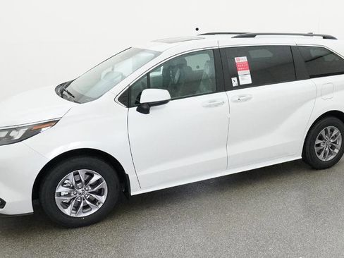 New 2026 Toyota Sienna XLE image 5