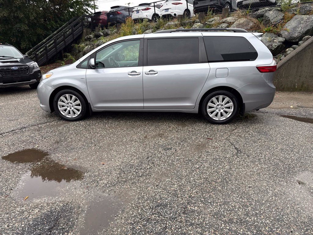 Used 2017 Toyota Sienna AWD image 3