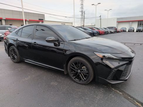 Used 2025 Toyota Camry SE FWD image 7