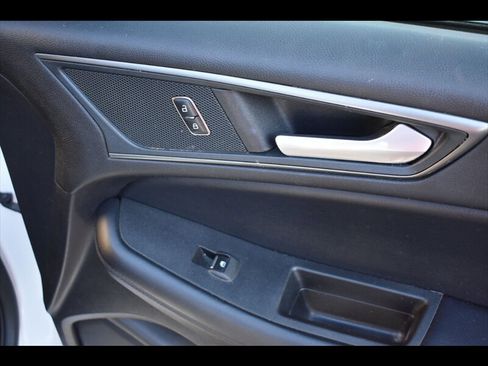 Used 2020 Ford Edge SE FWD image 36
