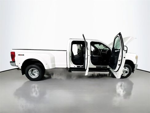 Used 2022 Ford F350 Lariat image 35