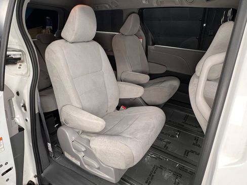 Used 2020 Toyota Sienna L image 10