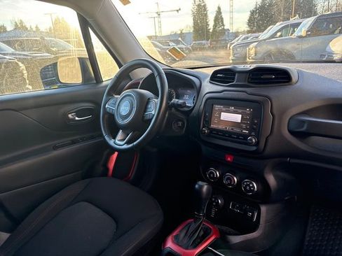 Used 2017 Jeep Renegade Trailhawk image 10