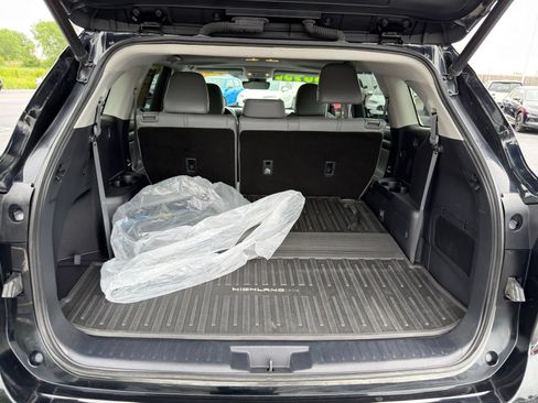 Used 2021 Toyota Highlander XLE AWD/4WD image 29