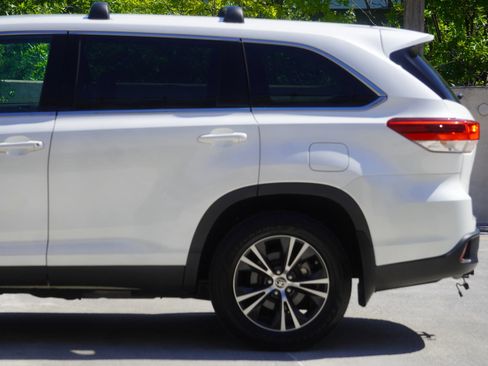 Used 2019 Toyota Highlander LE AWD/4WD image 8