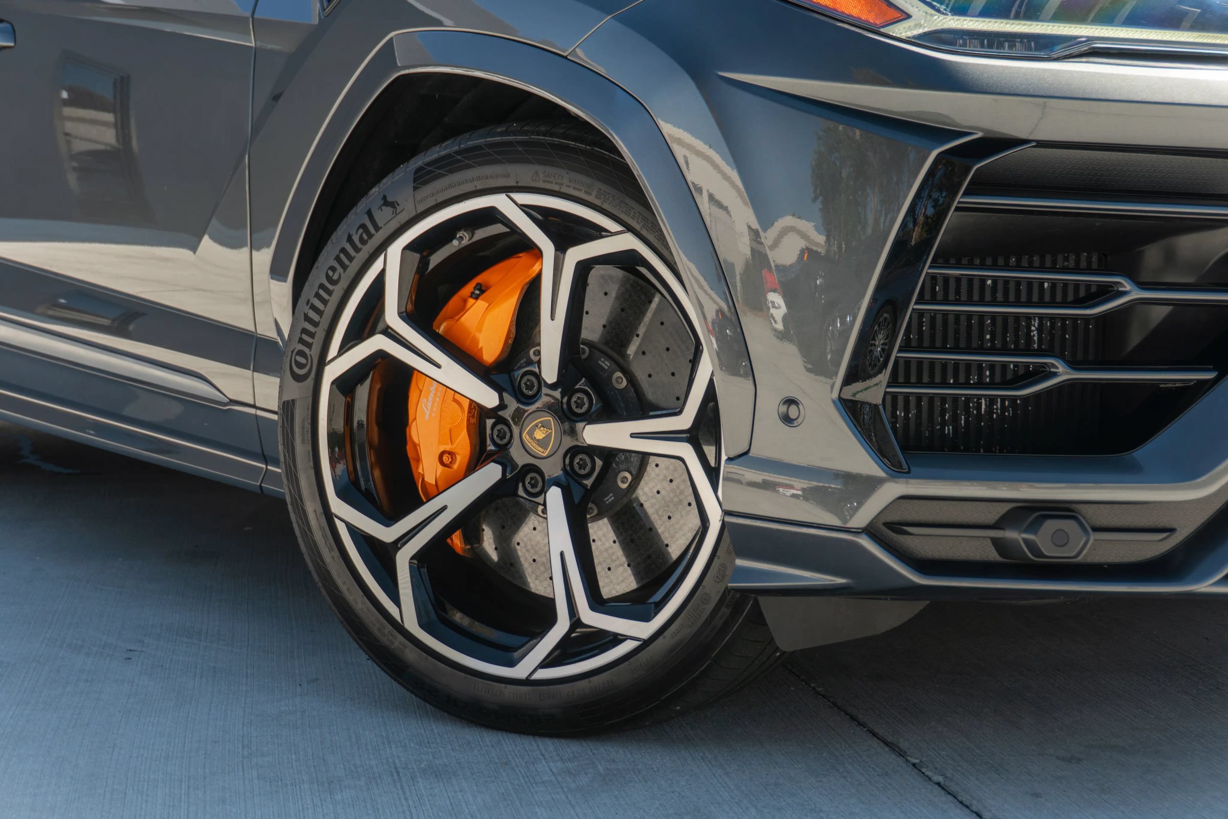 Used 2019 Lamborghini Urus AWD/4WD image 32