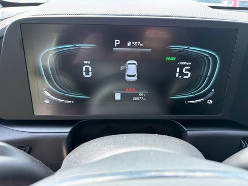 Used 2025 Kia Niro LX FWD image 2