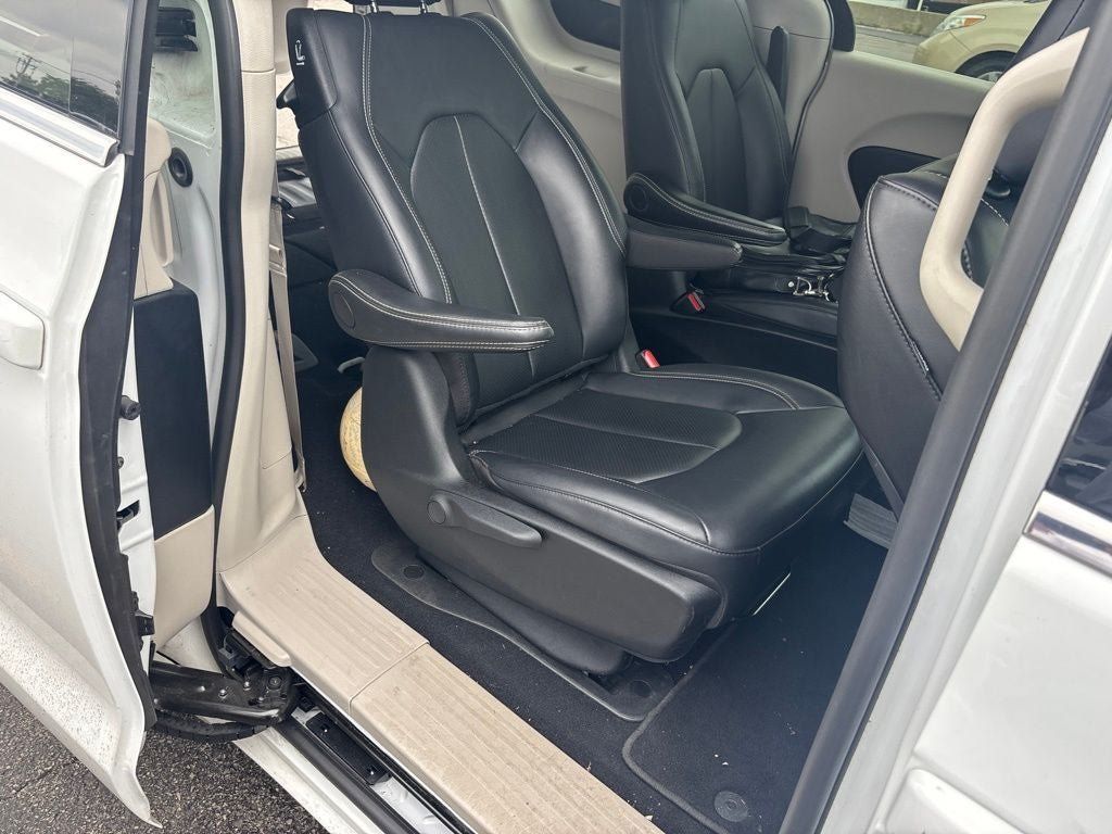 Used 2024 Chrysler Pacifica Limited FWD image 15
