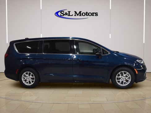 Certified 2024 Chrysler Pacifica Touring-L FWD image 9