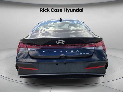 Certified 2025 Hyundai Elantra SE image 6