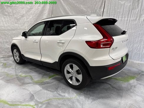 Used 2022 Volvo XC40 T5 Momentum image 7