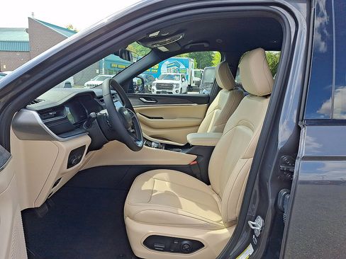 Used 2025 Jeep Grand Cherokee L Limited AWD/4WD image 17