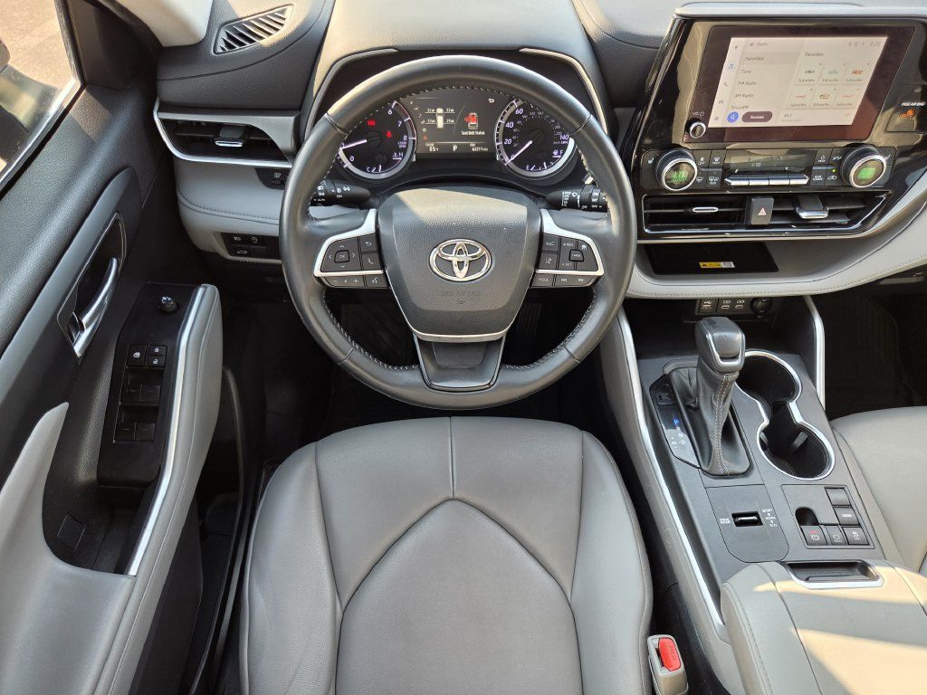 Used 2023 Toyota Highlander XLE FWD image 14