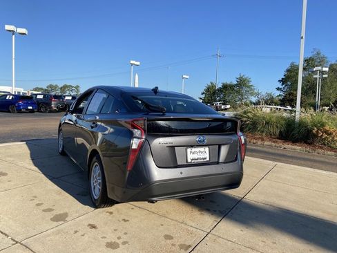 Used 2018 Toyota Prius Four image 8