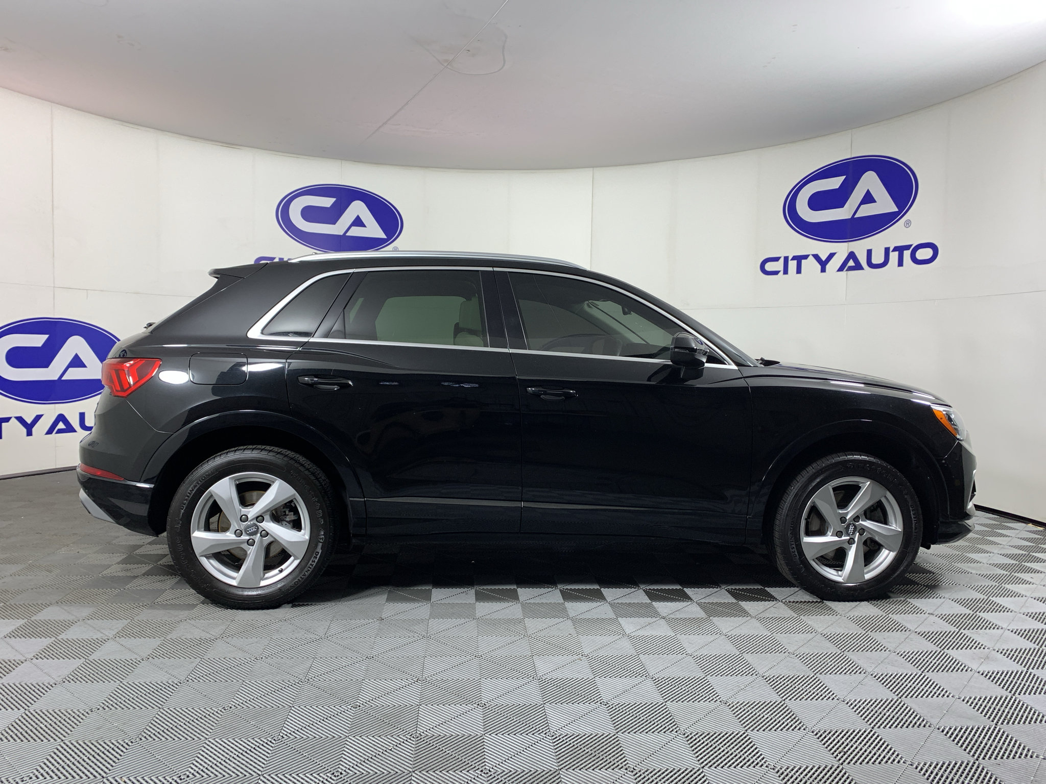 Used 2020 Audi Q3 2.0T Premium AWD/4WD image 2
