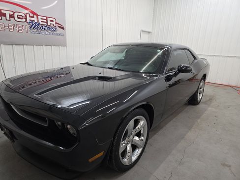Used 2014 Dodge Challenger SXT Plus image 3