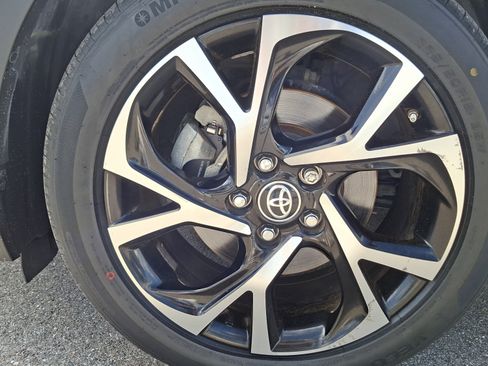 Used 2020 Toyota C-HR XLE image 25