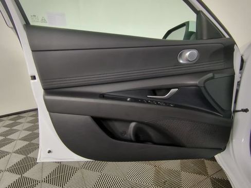 Used 2025 Hyundai Elantra SEL FWD image 31