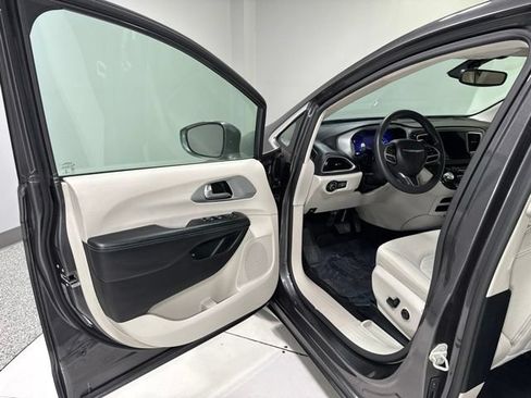 Used 2018 Chrysler Pacifica Touring Plus FWD image 10