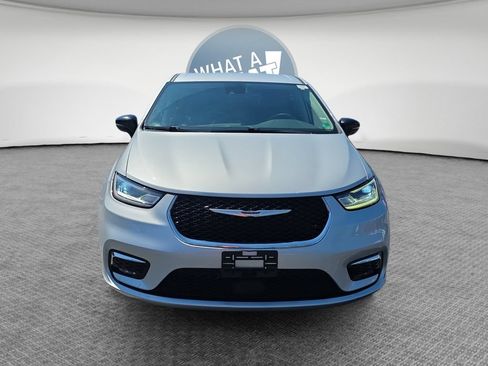 Used 2024 Chrysler Pacifica Touring-L FWD image 9