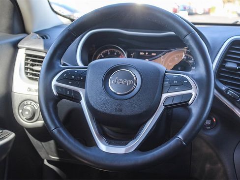 Used 2018 Jeep Cherokee Latitude Plus w/ Cold Weather Group image 15