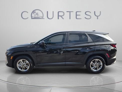 Used 2025 Hyundai Tucson SE FWD image 2