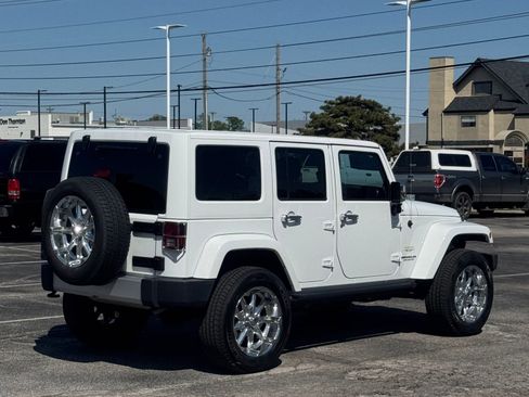 Used 2014 Jeep Wrangler Unlimited Sahara w/ Connectivity Group AWD/4WD image 3