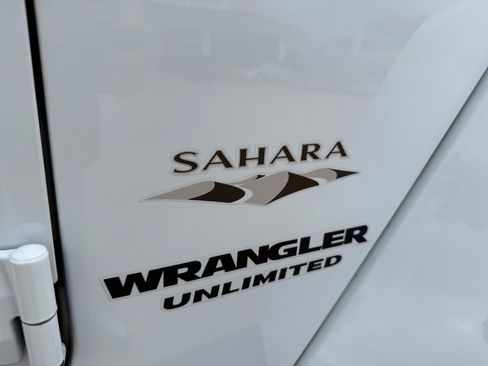 Used 2016 Jeep Wrangler Unlimited Sahara w/ Connectivity Group AWD/4WD image 9