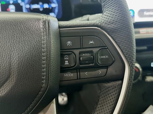 Used 2025 Toyota Tacoma TRD Sport AWD/4WD image 17