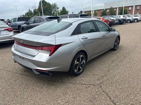 Used 2021 Hyundai Elantra SEL w/ Convenience + Premium Package FWD image 3