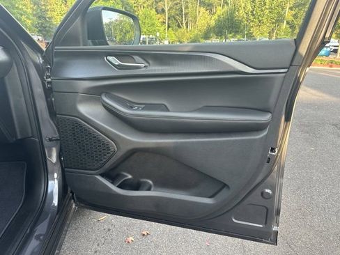 New 2025 Jeep Grand Cherokee L Laredo image 13