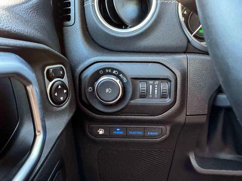 Used 2022 Jeep Wrangler Unlimited Sahara w/ Cold Weather Group image 17