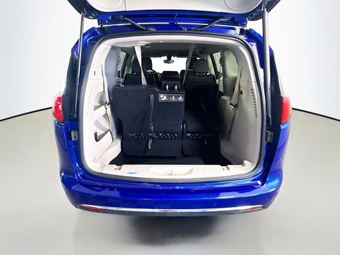 Used 2018 Chrysler Pacifica Touring-L FWD image 33