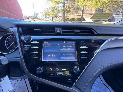 Used 2018 Toyota Camry SE FWD image 18